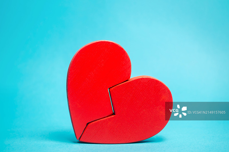 蓝色背景下的心形特写图片素材