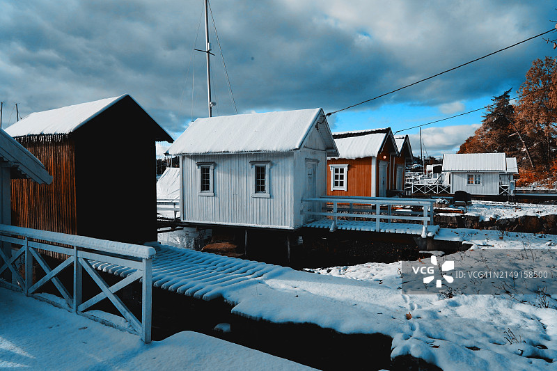 多云天空下的房屋景观图片素材