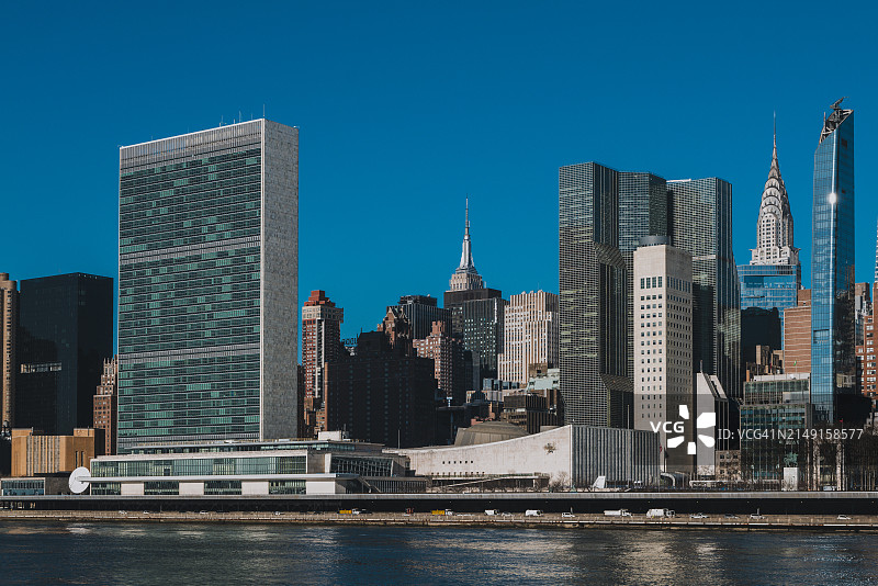 晴朗蓝天下摩天大楼的景色图片素材