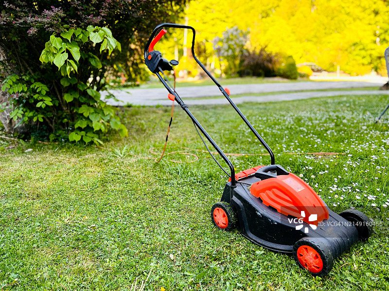 男人在院子里割草图片素材