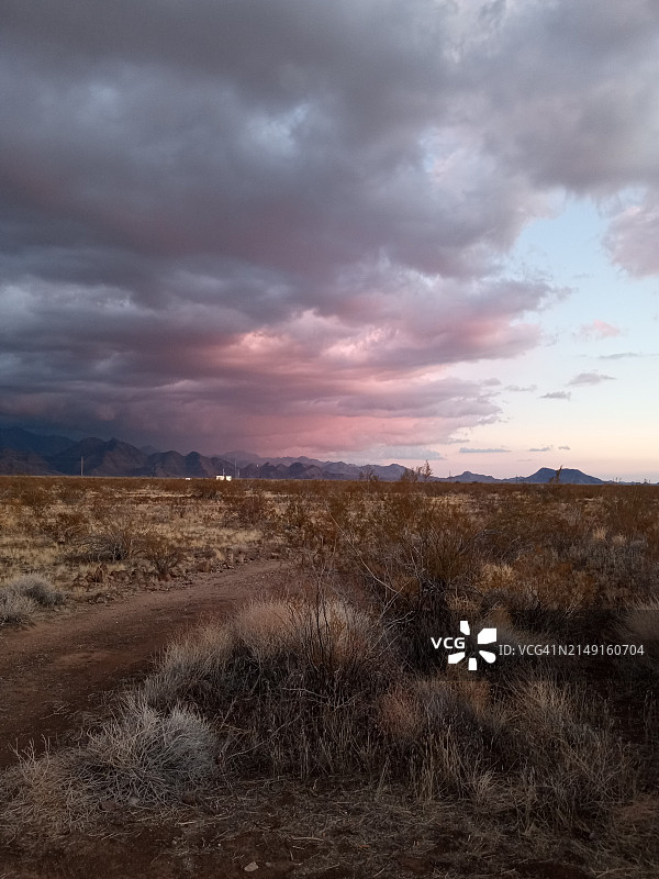日落时分亚利桑那州田野的壮丽景色图片素材