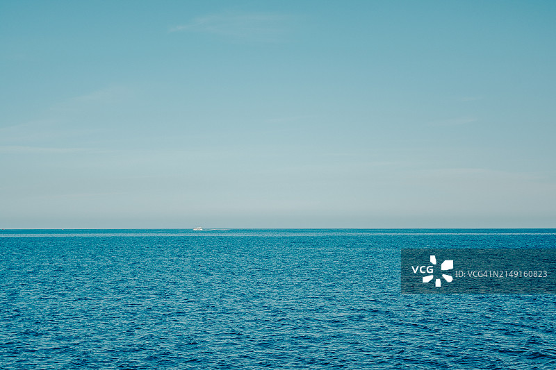 湛蓝的天空衬托着美丽的海景图片素材