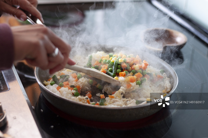 裁剪过的手在美国厨房准备食物图片素材