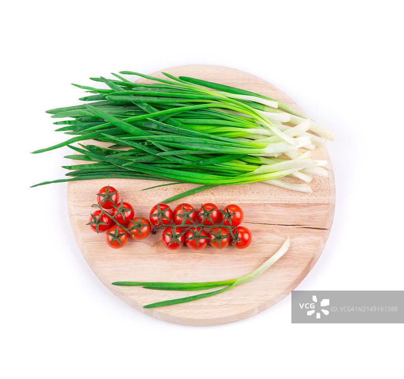 白色背景砧板上的蔬菜特写图片素材