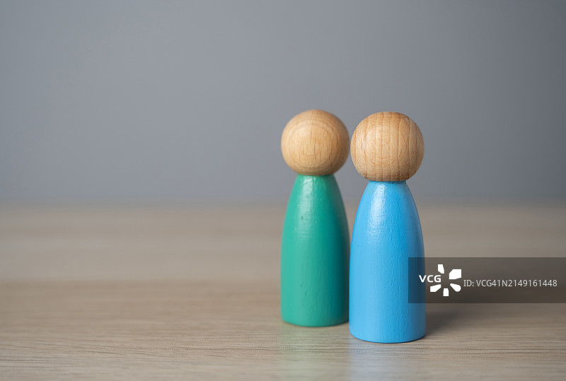 桌子上木制小雕像的特写图片素材