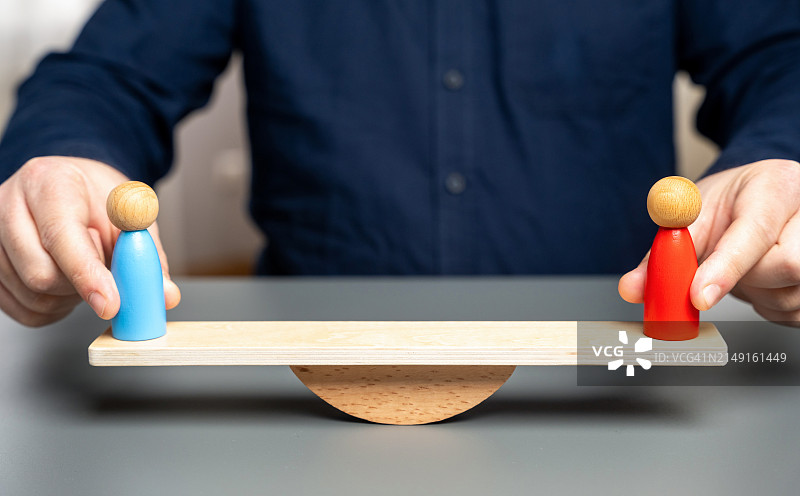 男子手拿玩具积木的腰部特写图片素材