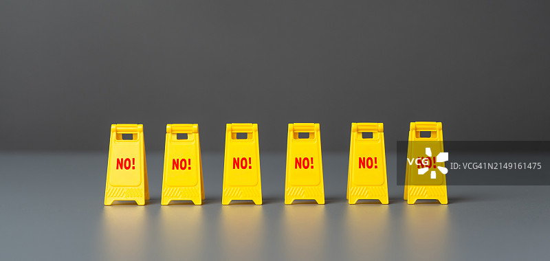 灰色背景上的黄色玩具积木特写图片素材