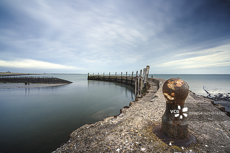 大海对着天空的美景图片素材