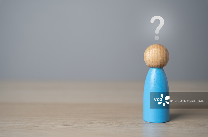 桌子上的木制小雕像特写图片素材