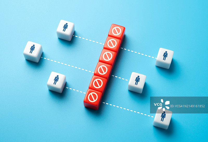 蓝色背景上的字母积木俯视图图片素材