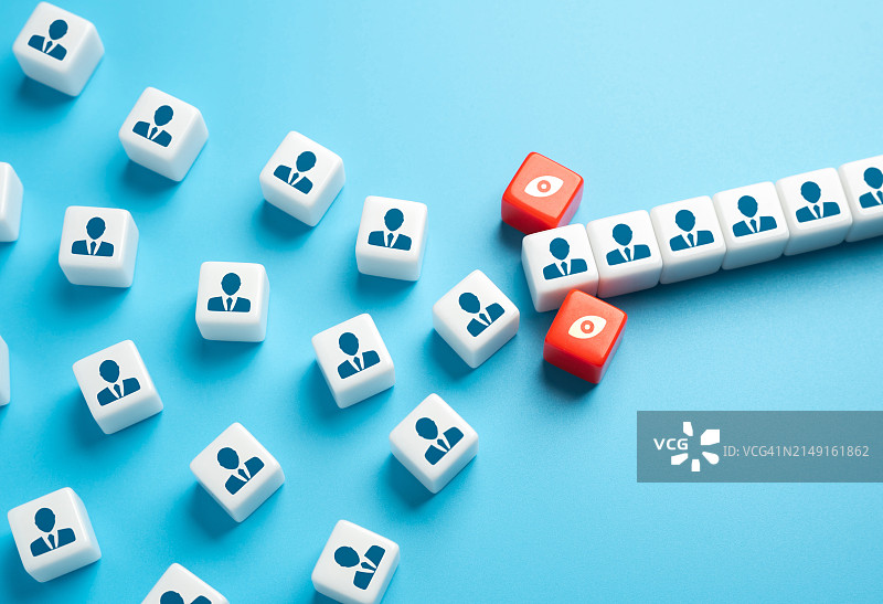 俯视蓝色背景上的蓝色骰子图片素材