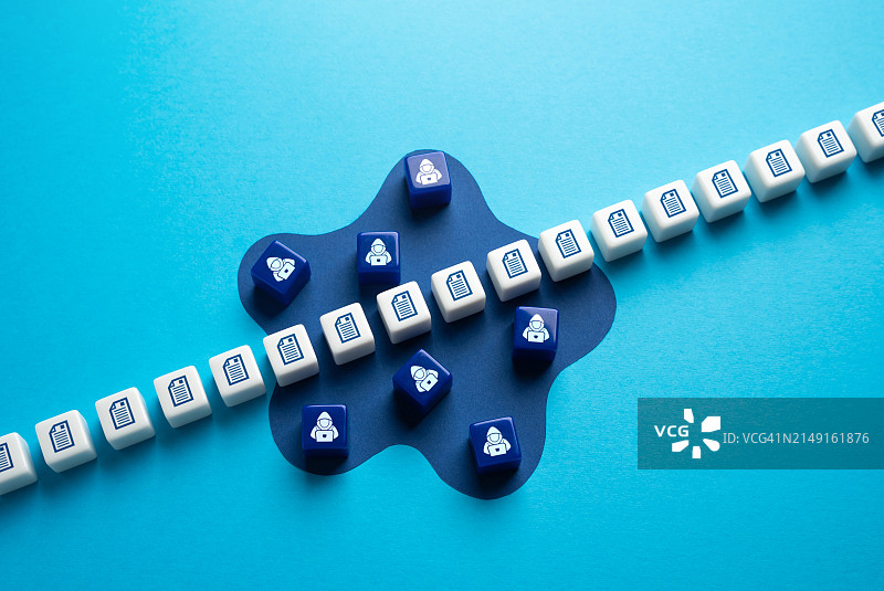 蓝色背景上的玩具积木鸟瞰图图片素材