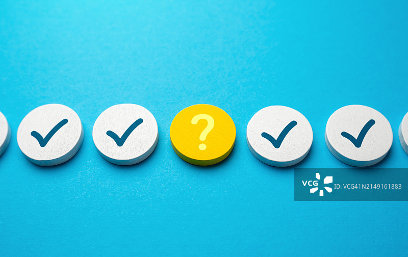 蓝色桌子上的文字特写图片素材