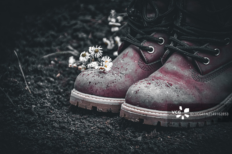 场地上的鞋子特写图片素材