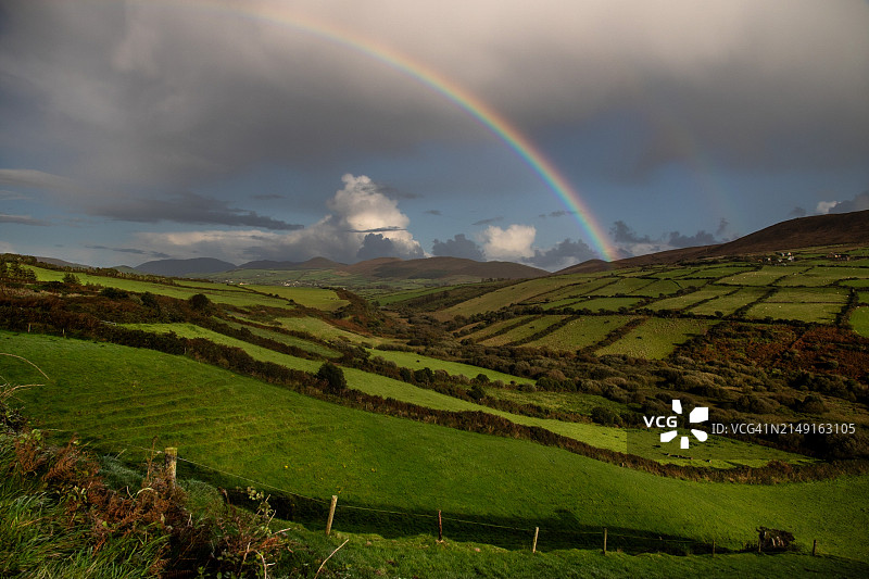 爱尔兰田野上空的彩虹美景图片素材