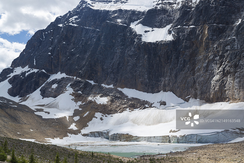 白雪皑皑的群山映衬着天空的美景图片素材