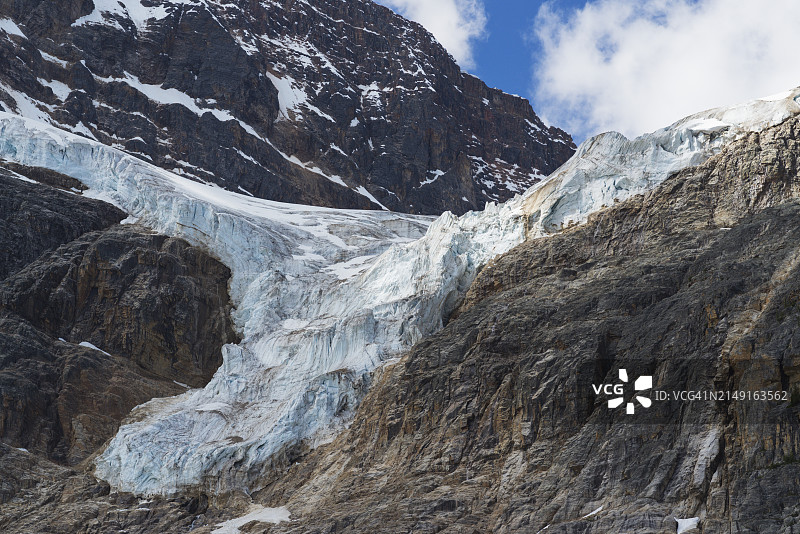 白雪皑皑的群山映衬着天空的美景图片素材