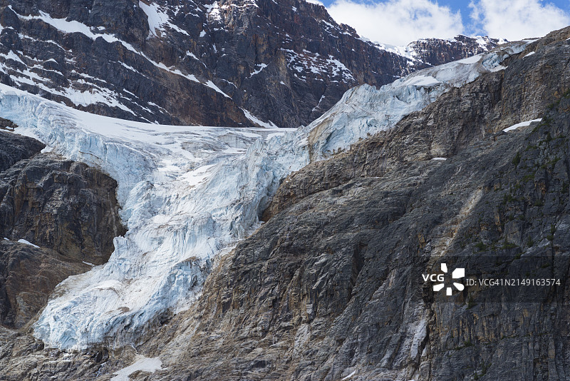 白雪皑皑的群山映衬着天空的美景图片素材