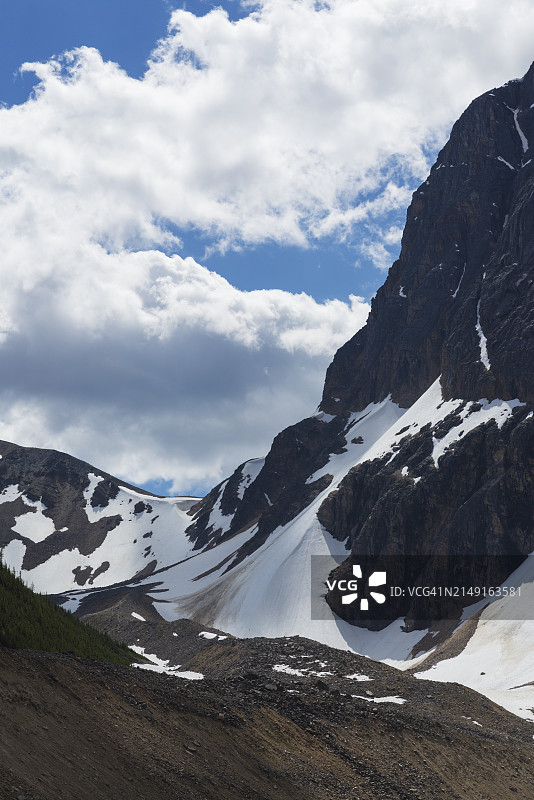 白雪皑皑的群山映衬着天空的美景图片素材