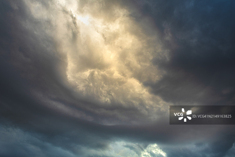 低角度拍摄天空中的暴风云图片素材