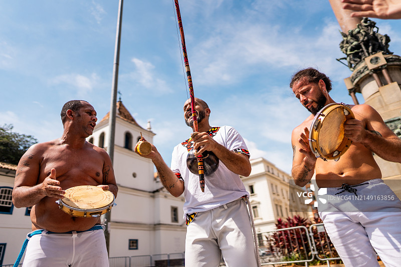 朋友们在巴西圣保罗玩卡波耶拉图片素材