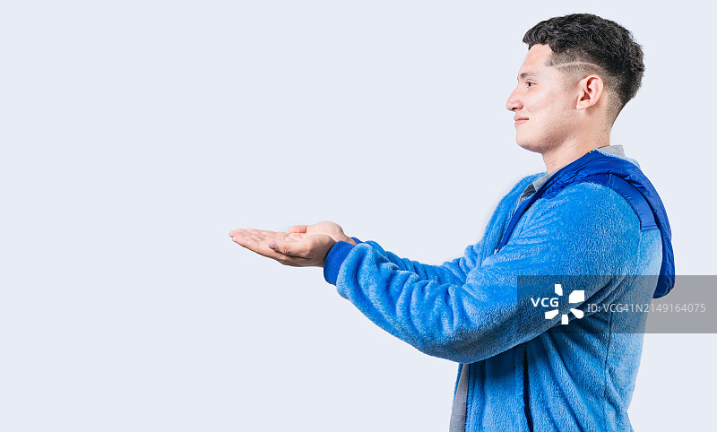 站在白色背景前的做手势的男人侧视图，尼加拉瓜马那瓜图片素材