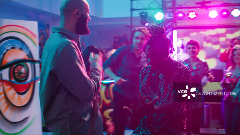 年轻男人玩电子竞技图片素材