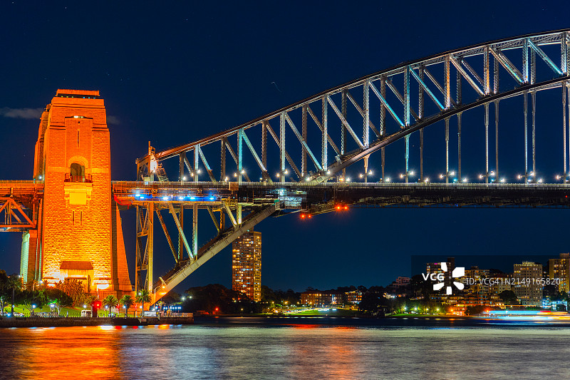 夜间河流上灯火通明的桥梁仰视图片素材