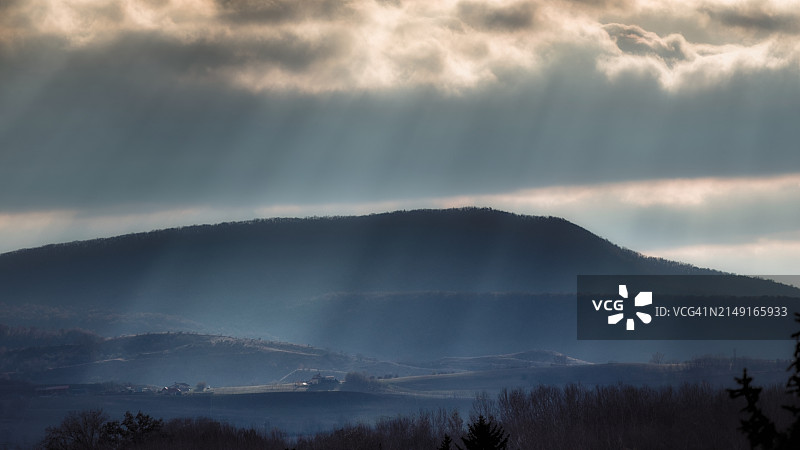 匈牙利埃斯泰尔戈姆山脉剪影图片素材
