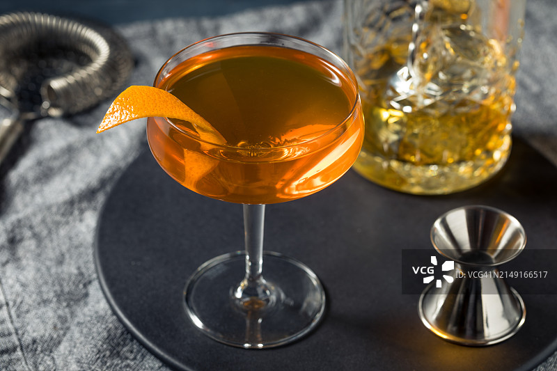 美国桌上玻璃杯中威士忌特写图片素材