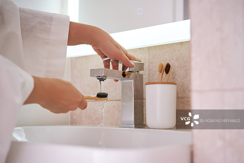 女子在浴室洗手的腰部特写图片素材