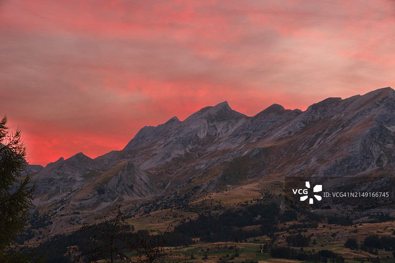 日落时群山映衬天空的美景图片素材