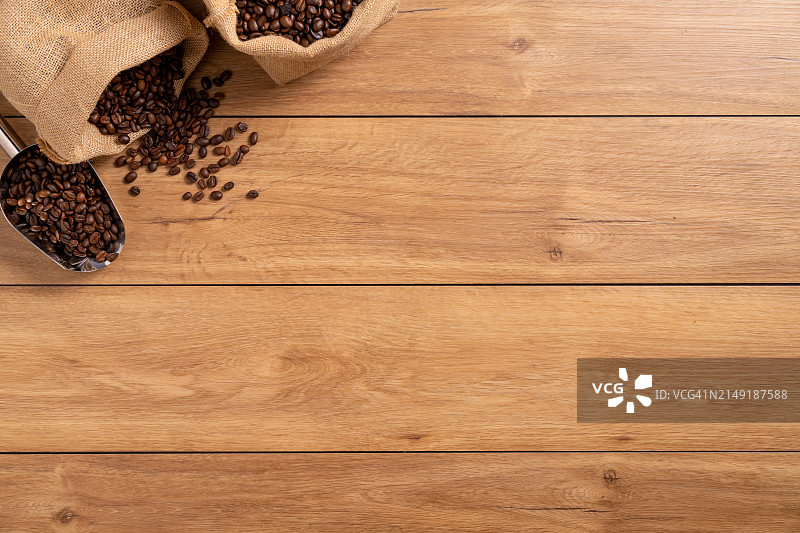 木地板上堆叠的咖啡豆图片素材