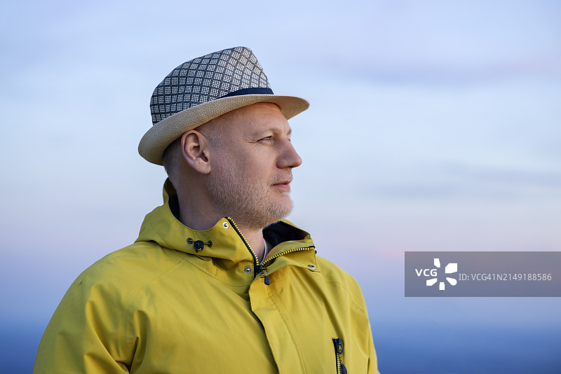 凝视远方的男人侧面肖像图片素材