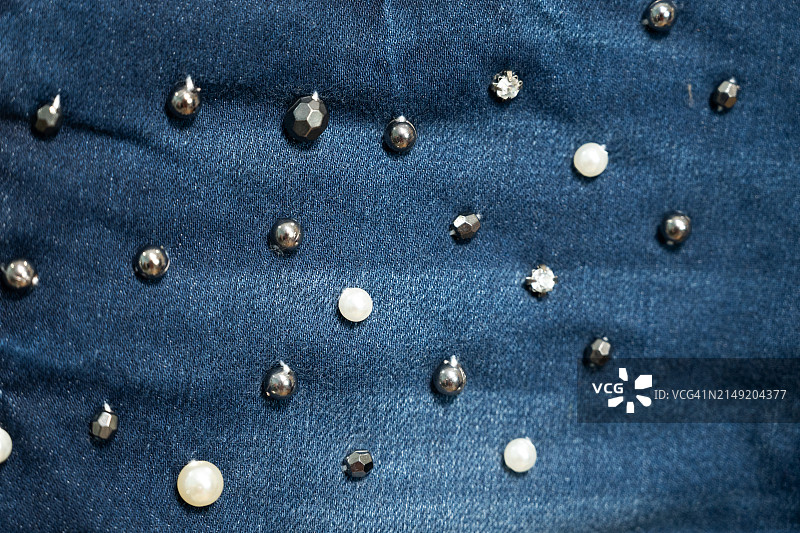 带有白色珍珠设计的蓝色牛仔背景图片素材