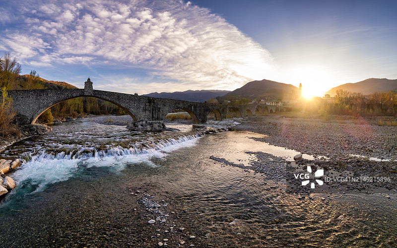 意大利皮亚琴察特雷比亚山谷博比奥和魔鬼桥日落鸟瞰图图片素材