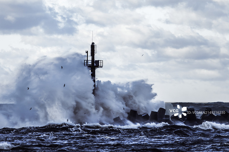 暴风雨海浪冲击立陶宛克莱佩达港的防波堤图片素材
