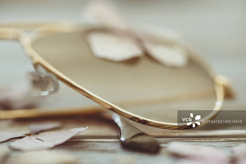 金色飞行员太阳镜特写图片素材