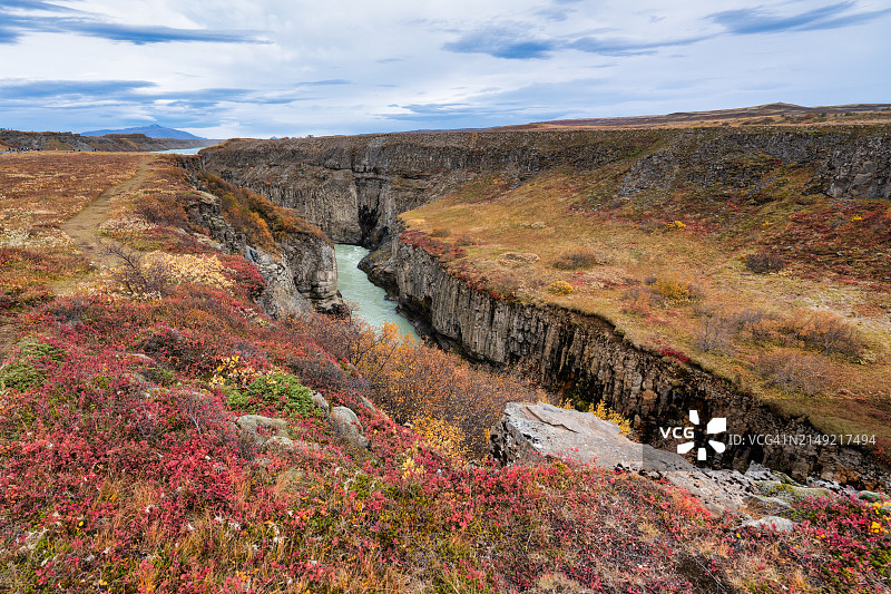冰岛黄金圈路线上的黄金瀑布下峡谷图片素材