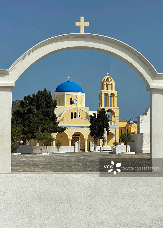 圣托里尼伊亚Agios Georgios教堂的十字架拱门景观，希腊基克拉泽斯群岛图片素材