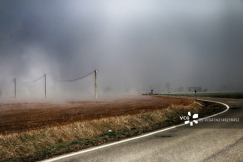 圣朱利亚诺新镇蜿蜒道路上的雾，意大利皮埃蒙特亚历山德里亚图片素材