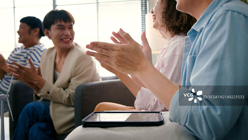 团队共同庆祝成就图片素材