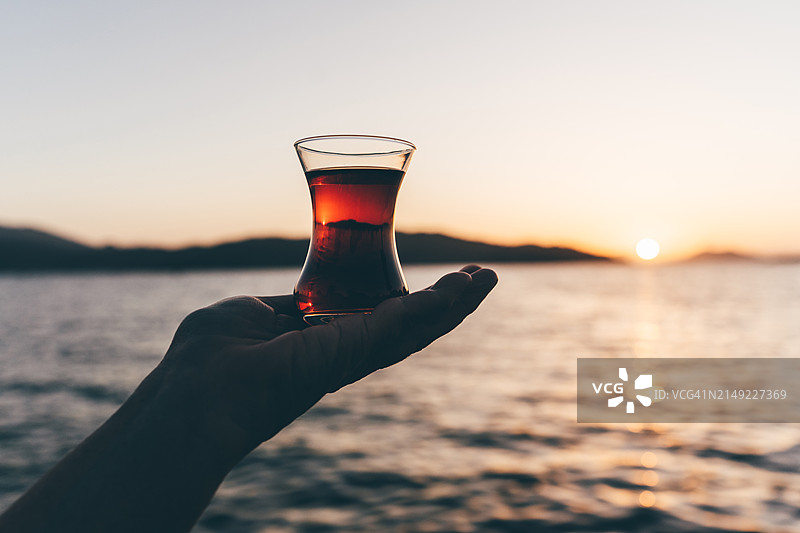 享受海景并喝土耳其茶。图片素材