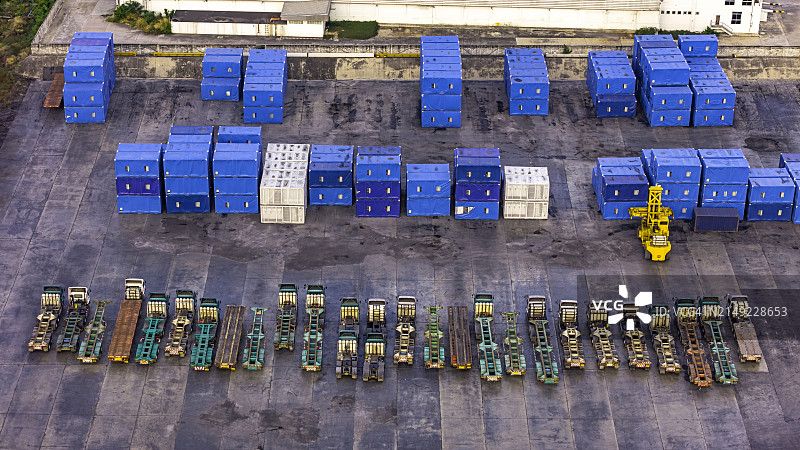工业集装箱堆场航拍：叉车正在工作图片素材