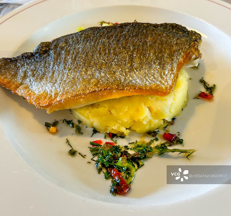 土豆泥配烤鱼图片素材