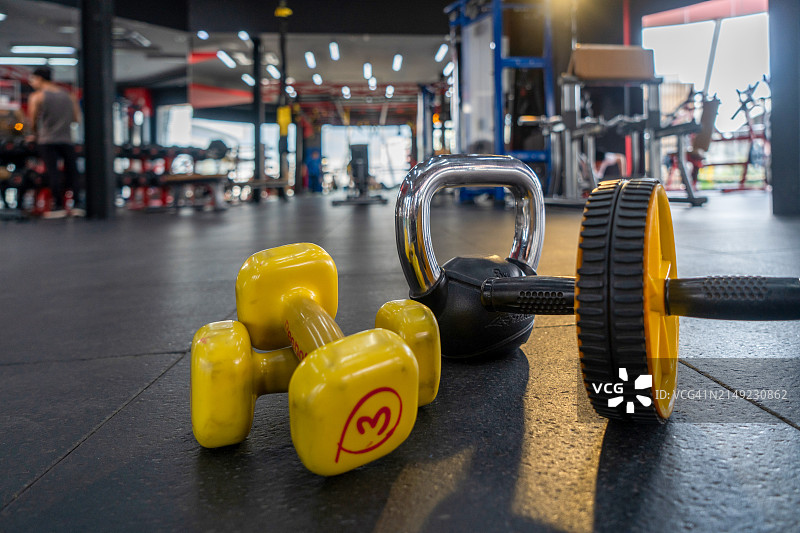 健身房地板上的哑铃图片素材