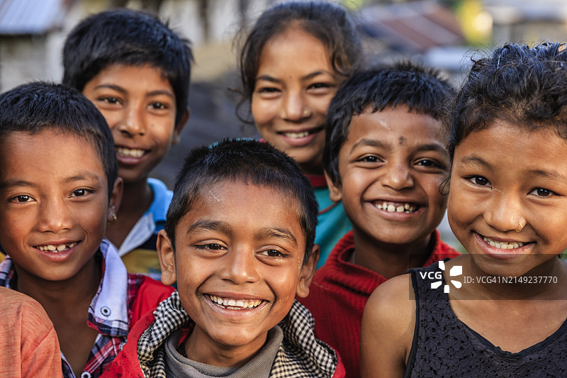 安娜普尔纳峰附近村庄里快乐的尼泊尔儿童图片素材