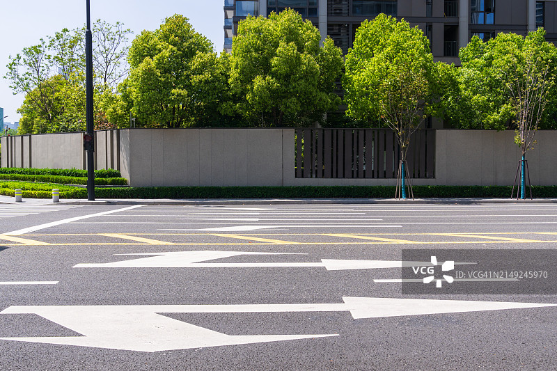 现代办公楼前的柏油路图片素材
