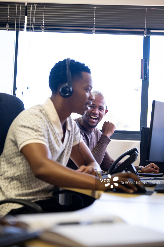 年轻维修技师享受工作图片素材