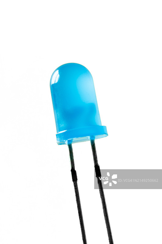 白色背景上隔离的蓝色二极管LED图片素材